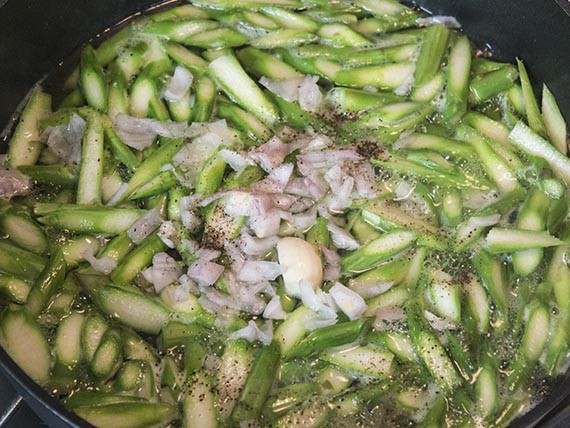 Gnocchi con asparagi e pomodorini 6 Cuoci insieme scalogno e asparagi