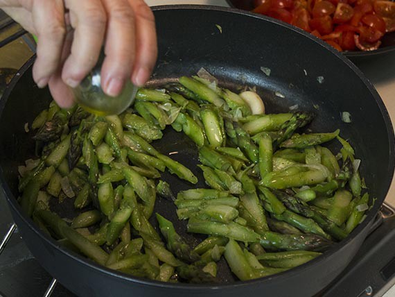 Gnocchi con asparagi e pomodorini 9 Aggiungi l'olio agli asparagi
