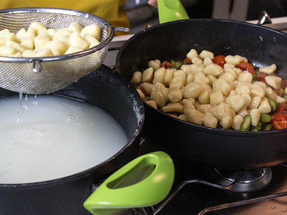 Gnocchi con asparagi e pomodorini 11 Cuoci gli gnocchi finchè non vengono a galla