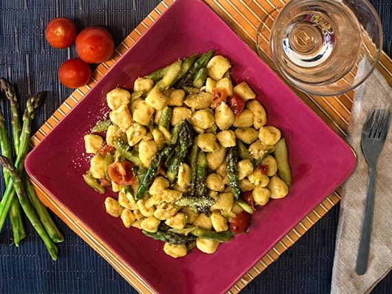 Gnocchi con asparagi e pomodorini 13 Gnocchi con asparagi e pomodorini