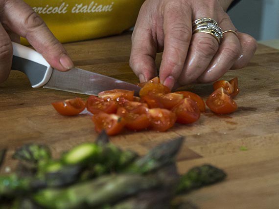 Gnocchi con asparagi e pomodorini 7 Lava e taglia i pomodori