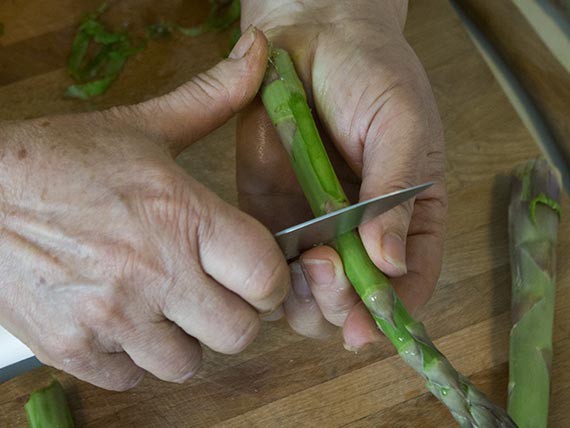 Gnocchi con asparagi e pomodorini 2 pulire gli asparagi per cucinare