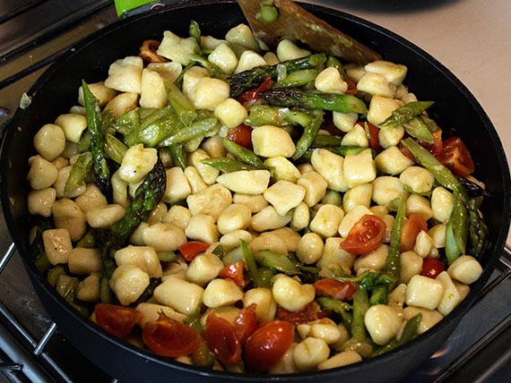 Gnocchi con asparagi e pomodorini 12 Mescola tutto in padella