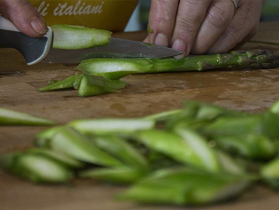 Gnocchi con asparagi e pomodorini 3 taglia gli asparagi a julienne