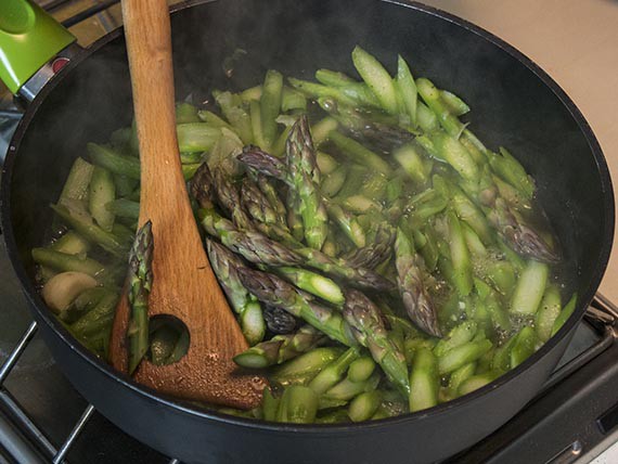 Gnocchi con asparagi e pomodorini 8 versa in padella le punte degli asparagi
