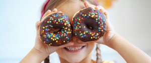 Mangiare fuori pasto da bambini si pu&ograve;?
