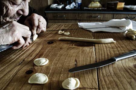 La cucina pugliese 1 Donna prepara orecchiette