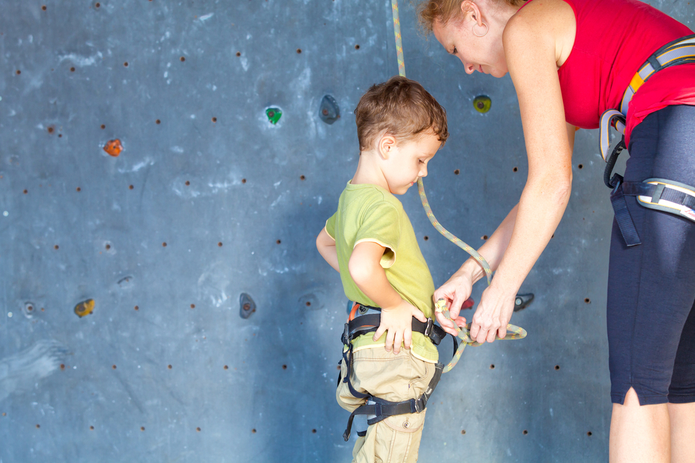 8 sport da fare con tuo figlio per tornare in forma 7 arrampicata da fare con tuo figlio