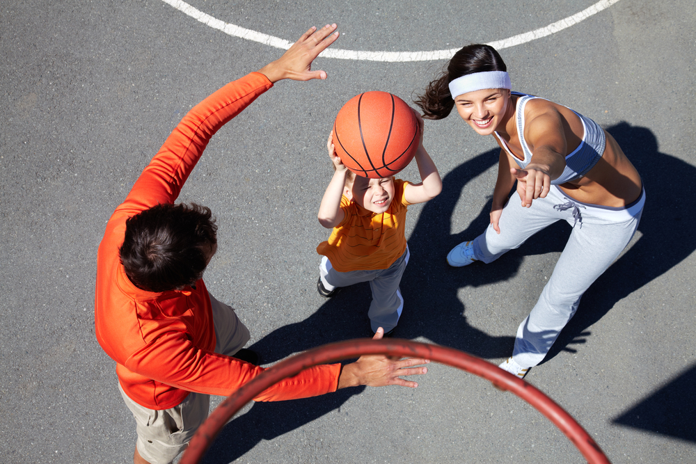 8 sport da fare con tuo figlio per tornare in forma 3 basket da fare con tuo figlio