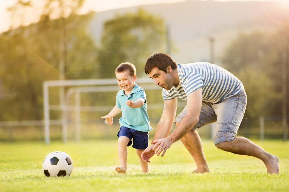 8 sport da fare con tuo figlio per tornare in forma 1 il calcio da fare con tuo figlio