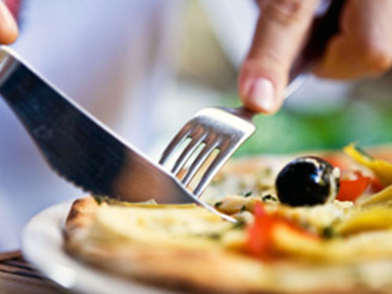 Dimmi che pizza mangi e ti dirò chi sei! 4 mangiare la pizza con il coltello e la forchetta