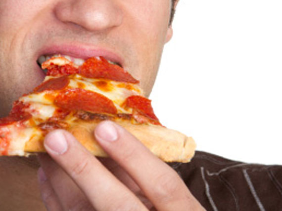 Dimmi che pizza mangi e ti dirò chi sei! 3 mangiare la pizza con le mani