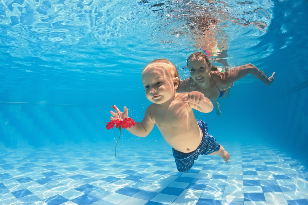 8 sport da fare con tuo figlio per tornare in forma 8 nuoto da fare con tuo figlio