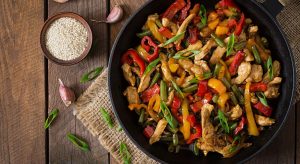 Il pollo al limone nella wok, facile e saporito