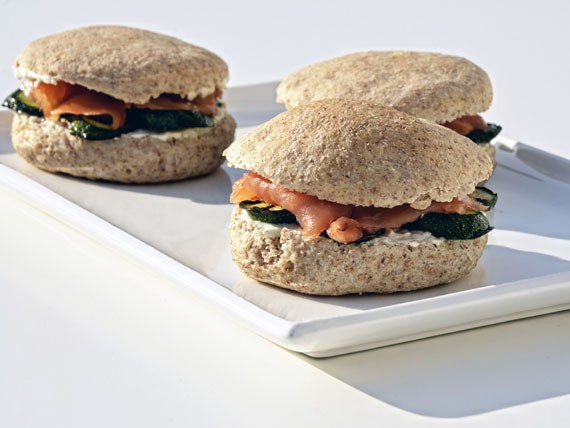 6 panini e insalate per variare la tua dieta! 4 6 panini e insalate per variare la tua dieta! panino integrale con salmone e zucchine