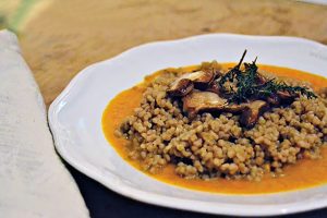 Cous cous integrale su crema di zucca e porcini