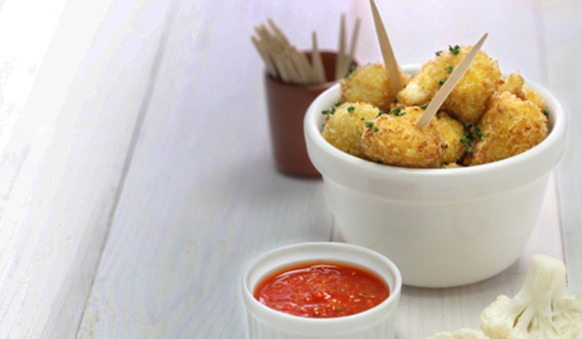 ciotola bianca con finger food cavolfiore e miglio e stuzzicadenti