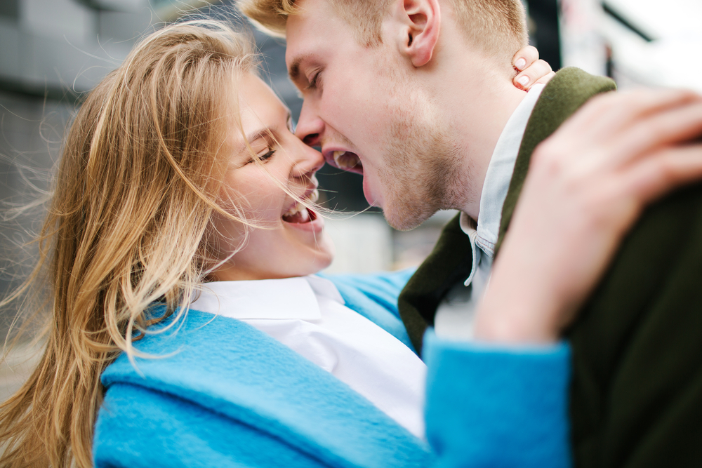 Bacio: 10 effetti positivi che non ti aspetti! 1 baciare rende felice