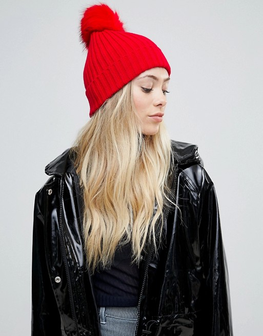 Vestiti rossi per Natale: le nostre proposte 10 come vestirsi per le feste natalizie Berretto rosso brillante a coste con pompon in pelliccia sintetica Asos