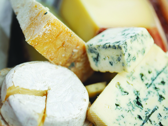 Ecco i cibi da evitare per non sudare 4 i formaggi sono tra i cibi da evitare per controllare la sudorazione