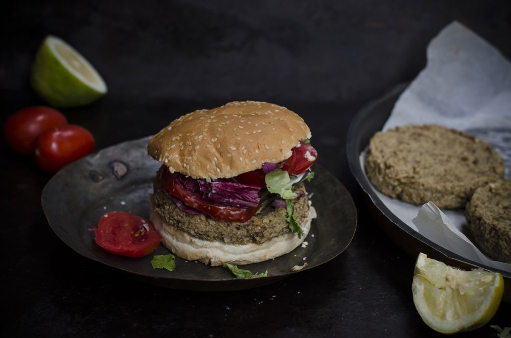 Hamburger vegetariano o veggie burger, la ricetta con lenticchie e patate 6 hamburger vegetariano pronto