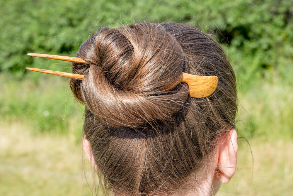 Doppie punte: consigli per prevenirle e curarle senza tagliare i capelli 7 legarsi i capelli per prtoeggerli