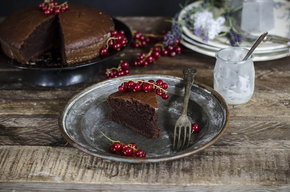 Torta al cioccolato: la ricetta del dolce più amato di sempre 9 Torta light al cacao e yogurt