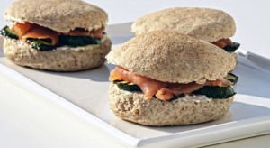 Panino integrale con salmone e zucchine