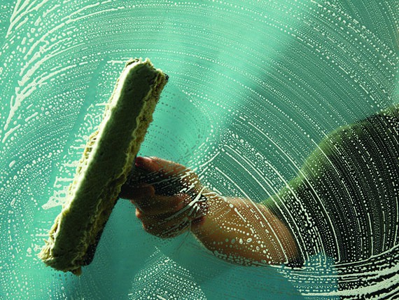 Pulizie di primavera: consigli per organizzarti al meglio! 4 i segreti per pulire bene vetri e cristalli