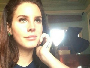 Le 10 regole fondamentali per fare un selfie perfetto! 4 guarda la camera per fare il selfie bene