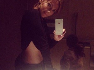 Le 10 regole fondamentali per fare un selfie perfetto! 3 controlla il tuo abbigliamento per fare un bel selfie