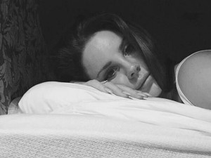 Le 10 regole fondamentali per fare un selfie perfetto! 9 non fare finta di dormire quando scatti un selfie