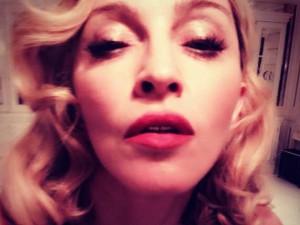Le 10 regole fondamentali per fare un selfie perfetto! 2 controlla l angolatura per scattare il selfie