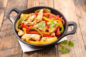 Coniglio ai peperoni in padella: una ricetta leggera e gustosa