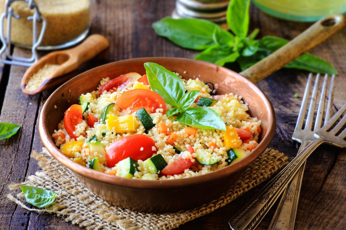 Ricette con cous cous: 10 proposte veloci da provare 1 padella con manico piena di cous cous di verdure e foglie di menta