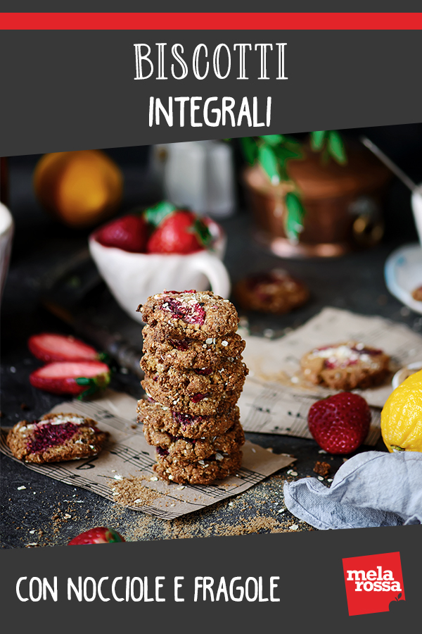 Biscotti integrali con nocciole e fragole 2 biscotti integrale con nocciole e fragole