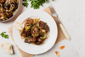 Fegatini di pollo in padella, un secondo appetitoso dal sapore deciso