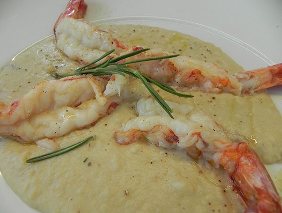 Una cucina di mare e terra 1 gusta i gamberoni in crema di ceci dello yacht club