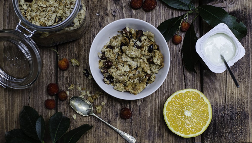 Lo studio ti mette fame? Prova gli snack sani! 3 Prova la granola croccante come snack sano quando studi