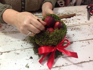 Come realizzare un centrotavola fai da te per Natale 8 aggiungi la cannella al centrotavola