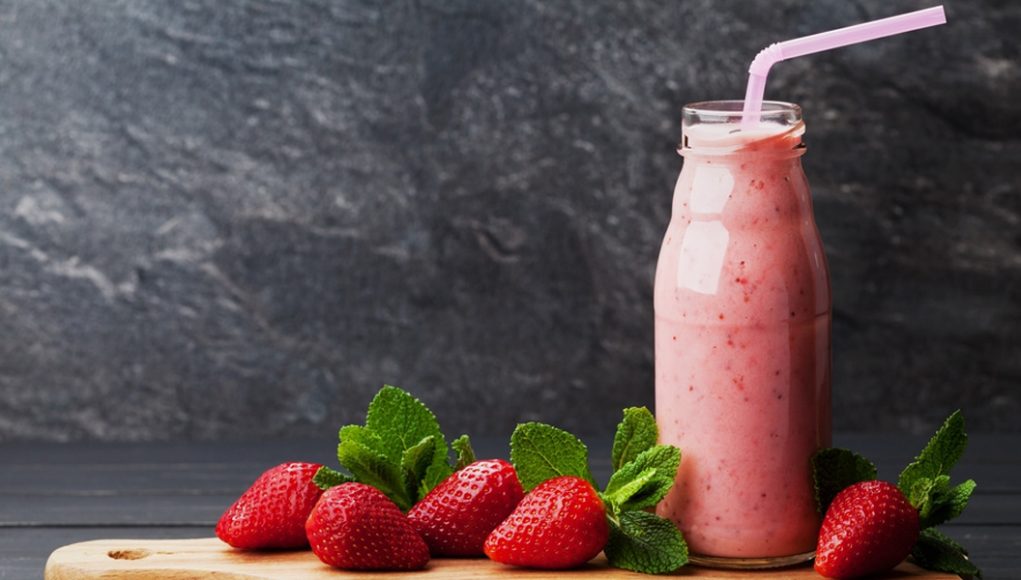Lo studio ti mette fame? Prova gli snack sani! 4 Spuntini sani: lo smoothie fragola, yogurt e menta