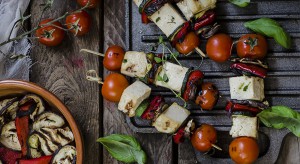 Spiedini di verdure e tofu con pat&egrave; di olive