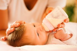 Svezzamento: meglio latte di crescita o latte vaccino?