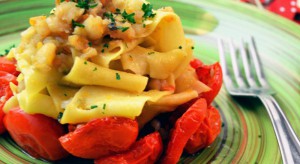 Tagliatelle fatte in casa con baccal&agrave; e pomodori confit