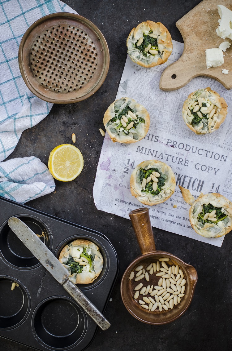 Menù vegetariano per le feste di Natale: ricette 1 tortini feta spinaci pinoli2