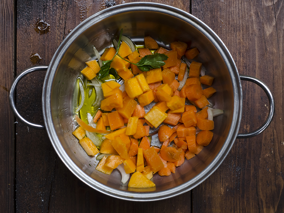 Zuppa di legumi, carote e zucca 3 preparazione della zuppa di zucca, carote e legumi