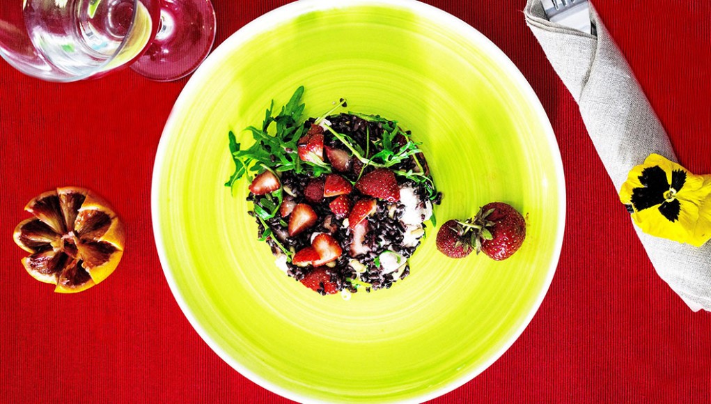 18 ricette per un picnic light e festoso 14 Insalata di riso venere fragole e feta ricette picnic