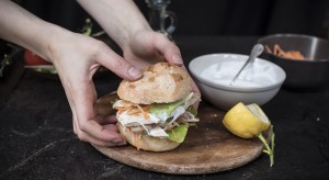 Panino con il pollo grigliato, carote julienne, insalata e salsa allo yogurt
