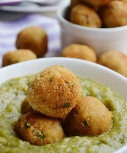 Vellutata di scarola con polpette croccanti di pane, provola e alici