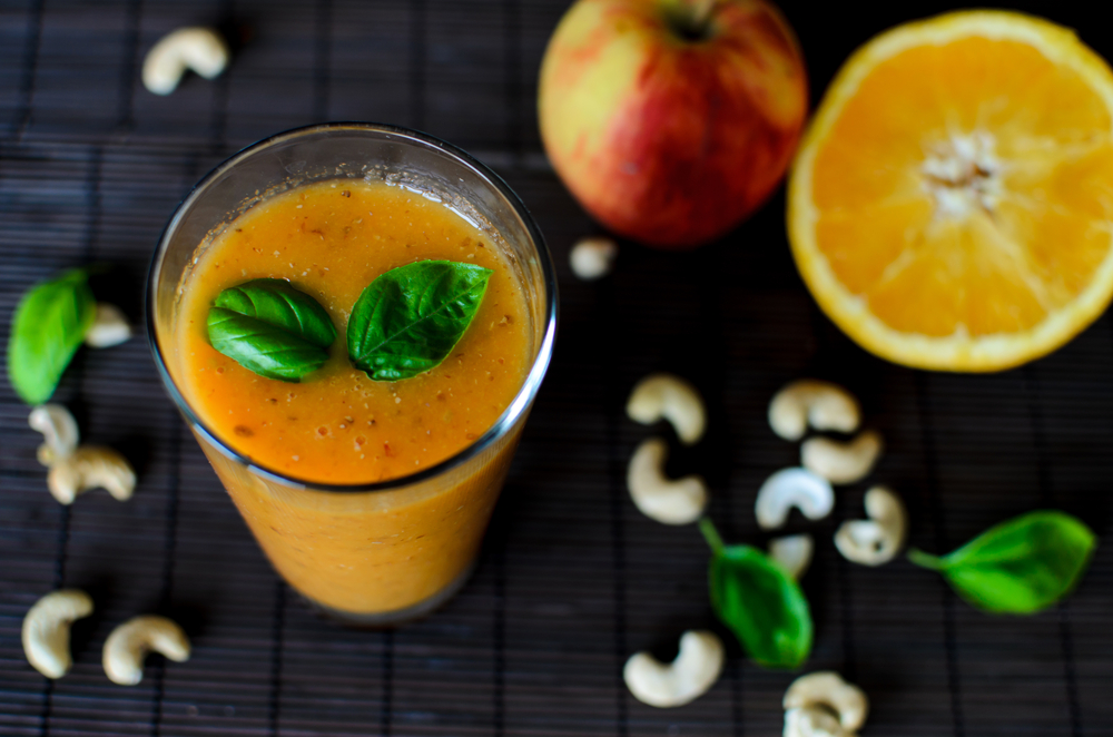 La mela da bere: 3 frullati di frutta per fare il pieno di vitamine 1 frullato di frutta con le mele